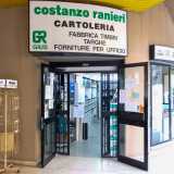 ...dove incrociamo due delle storiche attivit� ancora aperte, tra cui la piccola cartoleria Costanzo Ranieri aperta da quando fu inaugurato il complesso 